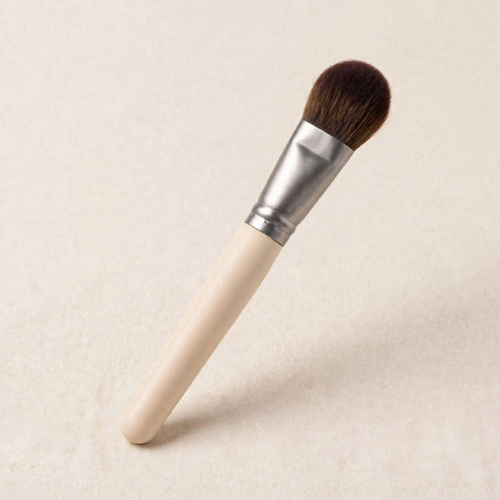 Cream handle blending brush, angled