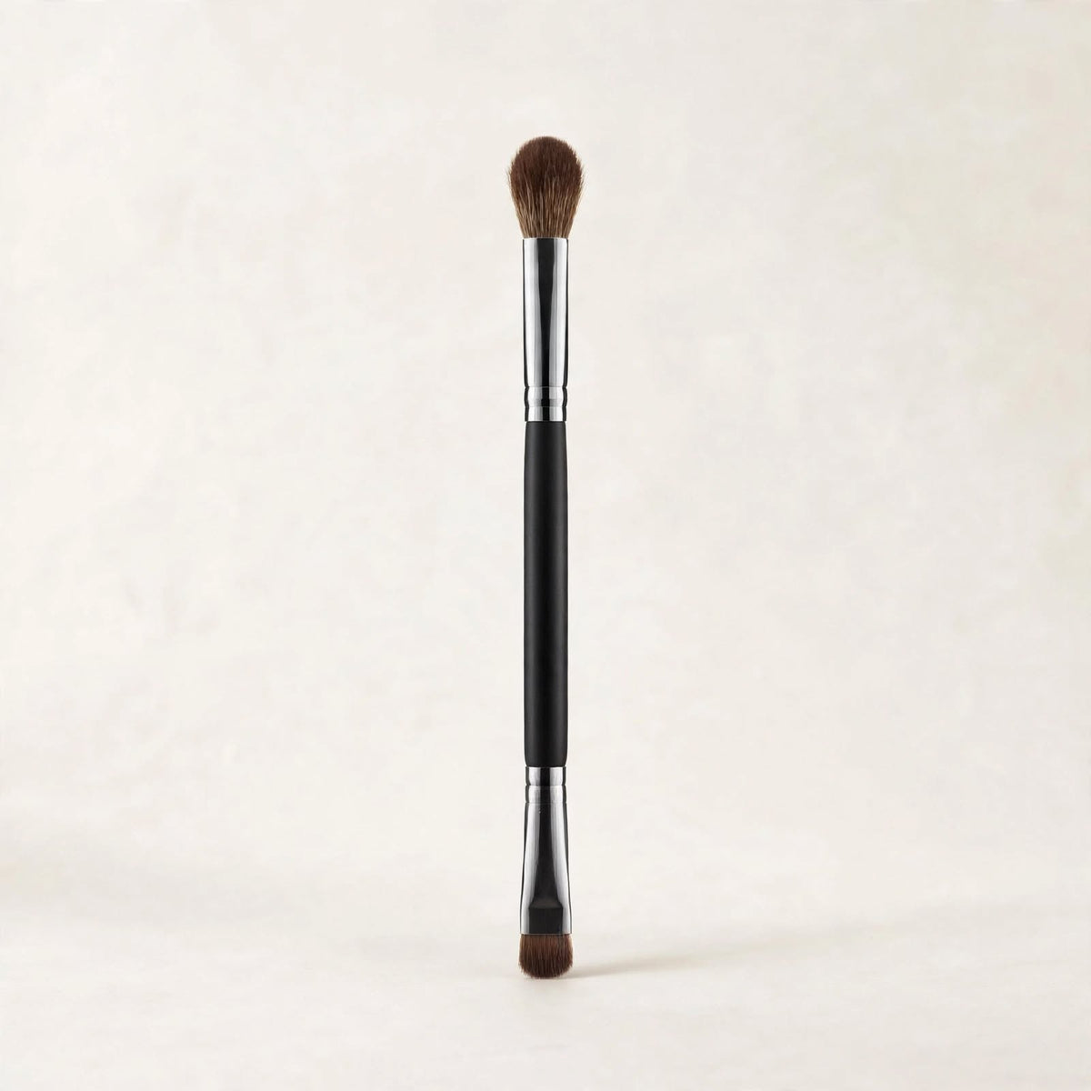 Double ended eyeshadow brush standing